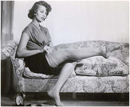 София Лорен, Вдигане на крака, Седи на дивана, Снимка с размери 8 х 10 см